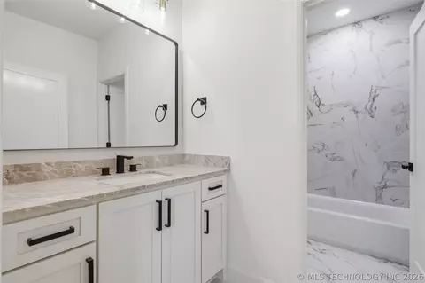 Bath - 8801 Elgin St, Broken Arrow, OK 74014 photo 9 of 10