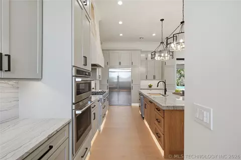 Kitchen - 8801 Elgin St, Broken Arrow, OK 74014 photo 9 of 9