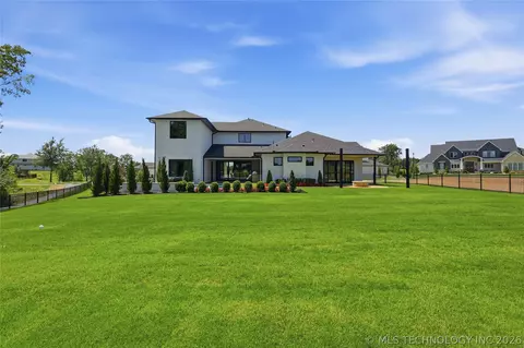 Exterior - 8801 Elgin St, Broken Arrow, OK 74014 photo 8 of 14
