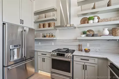 Kitchen - 8801 Elgin St, Broken Arrow, OK 74014 photo 6 of 9