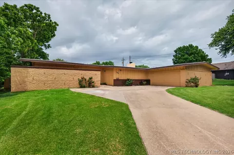 909 Lynnwood Ct, Bartlesville, OK 74006
