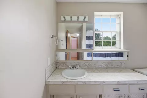 Bath - 1832 E 58th St, Tulsa, OK 74105 photo 2 of 4