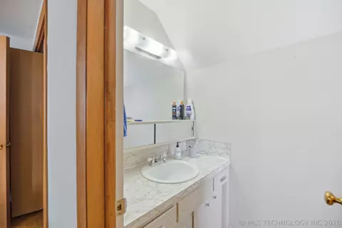Bath - 1832 E 58th St, Tulsa, OK 74105 photo 4 of 4