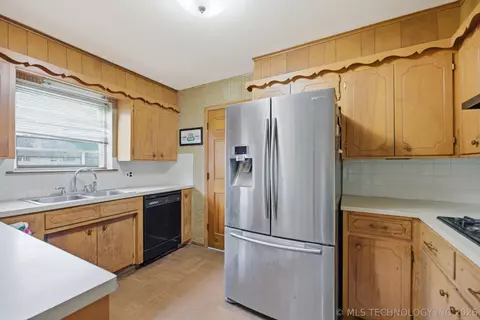 Kitchen - 1832 E 58th St, Tulsa, OK 74105 photo 1 of 4