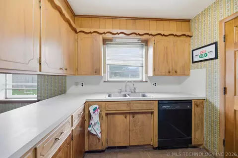 Kitchen - 1832 E 58th St, Tulsa, OK 74105 photo 2 of 4