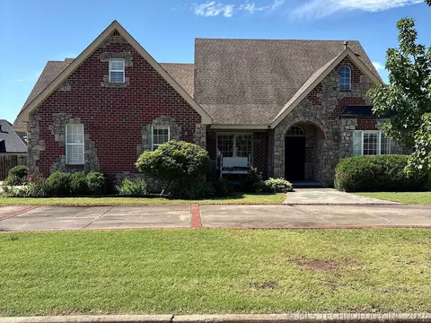 Exterior - 1025 E 13th St, Cushing, OK 74023 photo 5 of 24