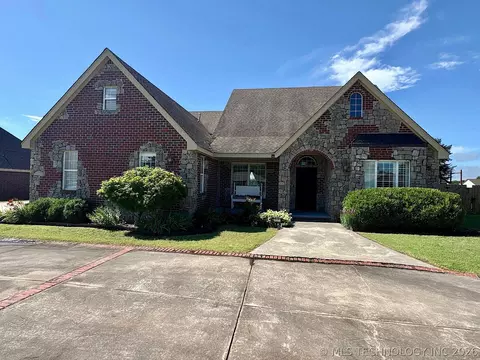 Exterior - 1025 E 13th St, Cushing, OK 74023 photo 3 of 24
