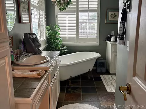 Bath - 1025 E 13th St, Cushing, OK 74023 photo 7 of 13