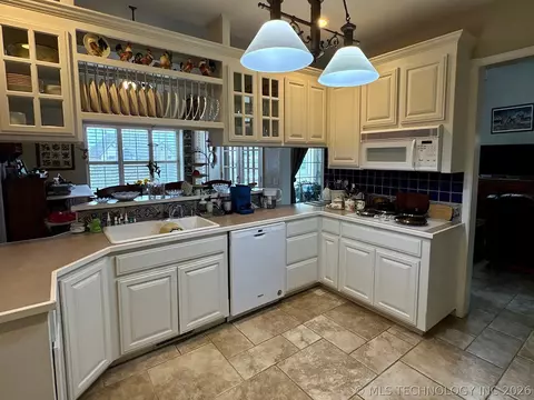 Kitchen - 1025 E 13th St, Cushing, OK 74023 photo 3 of 4