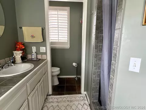 Bath - 1025 E 13th St, Cushing, OK 74023 photo 11 of 13
