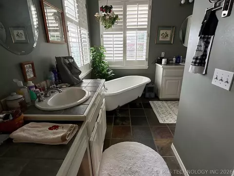 Bath - 1025 E 13th St, Cushing, OK 74023 photo 6 of 13