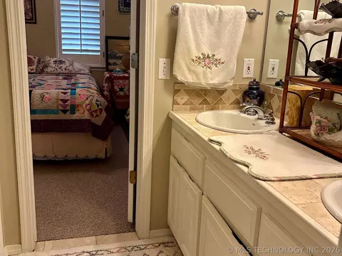 Bath - 1025 E 13th St, Cushing, OK 74023 photo 3 of 13