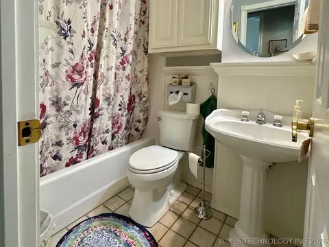 Bath - 1025 E 13th St, Cushing, OK 74023 photo 4 of 13