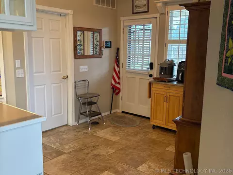Entry Way - 1025 E 13th St, Cushing, OK 74023 photo 1 of 3