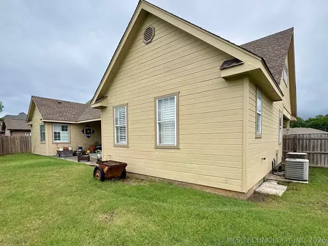 Exterior - 1025 E 13th St, Cushing, OK 74023 photo 15 of 24