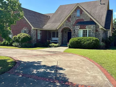Exterior - 1025 E 13th St, Cushing, OK 74023 photo 2 of 24