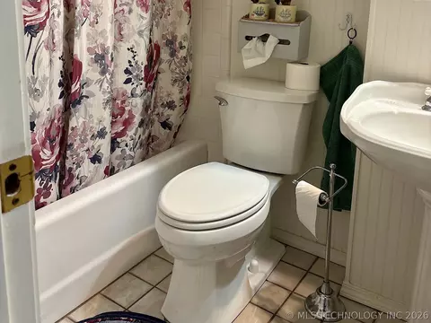 Bath - 1025 E 13th St, Cushing, OK 74023 photo 5 of 13