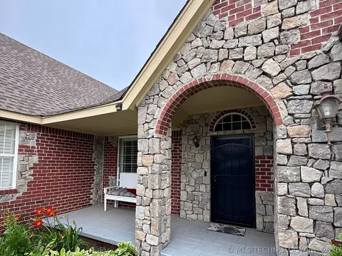 Exterior - 1025 E 13th St, Cushing, OK 74023 photo 6 of 24