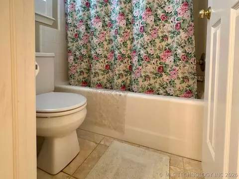 Bath - 1025 E 13th St, Cushing, OK 74023 photo 2 of 13