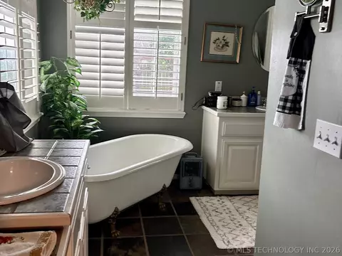 Bath - 1025 E 13th St, Cushing, OK 74023 photo 9 of 13