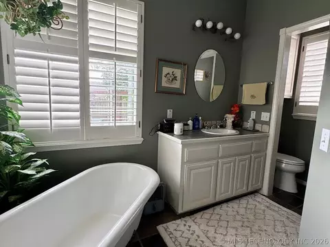 Bath - 1025 E 13th St, Cushing, OK 74023 photo 8 of 13