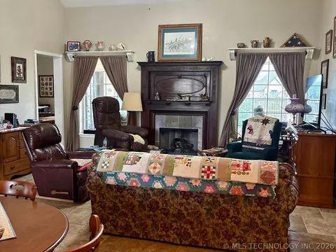 Living - 1025 E 13th St, Cushing, OK 74023 photo 1 of 3