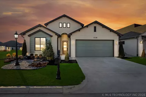 1228 N 72nd St, Broken Arrow, OK 74014