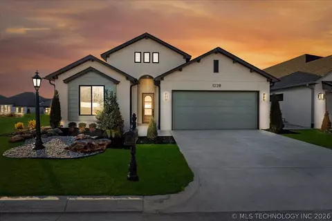 1228 N 72nd St, Broken Arrow, OK 74014