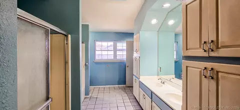 Bath - 509 Sunset Strip Ave, Eufaula, OK 74432 photo 2 of 12