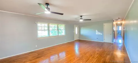 Living - 509 Sunset Strip Ave, Eufaula, OK 74432 photo 2 of 9