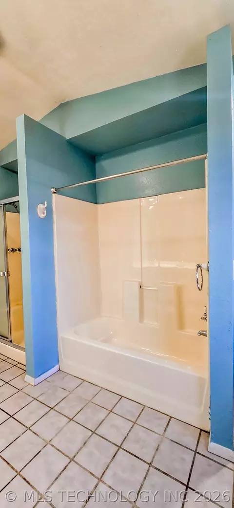Bath - 509 Sunset Strip Ave, Eufaula, OK 74432 photo 4 of 12