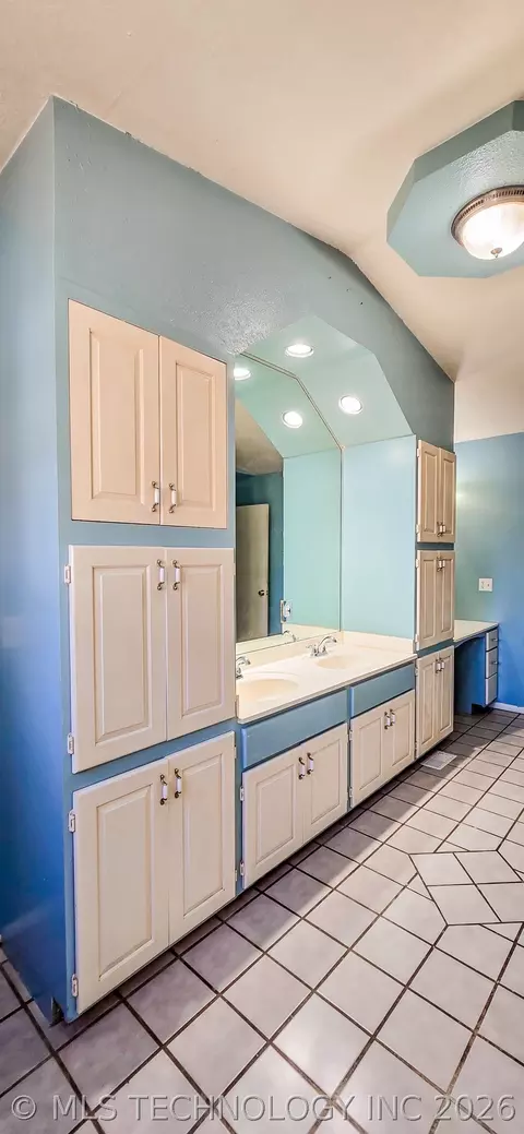 Bath - 509 Sunset Strip Ave, Eufaula, OK 74432 photo 1 of 12