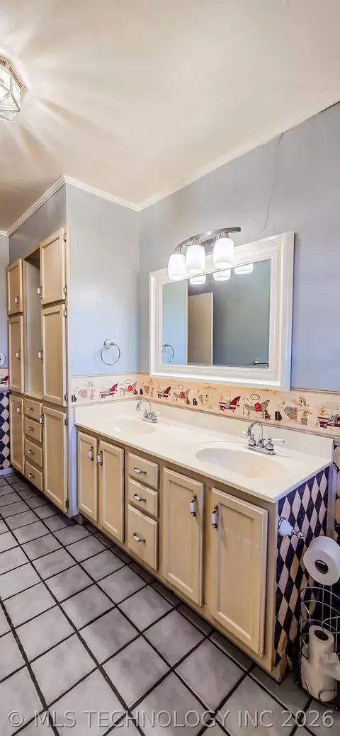 Bath - 509 Sunset Strip Ave, Eufaula, OK 74432 photo 6 of 12