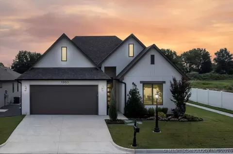1203 N 71st Pl, Broken Arrow, OK 74014