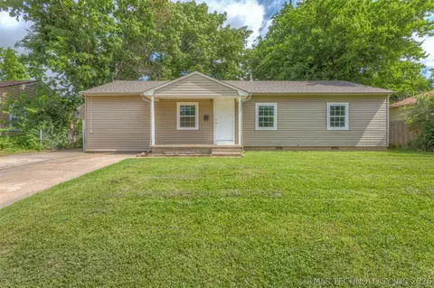 107 W 7th St, Owasso, OK 74055