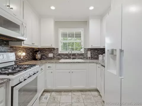 Kitchen - 5603 E 96th St N, Sperry, OK 74073 photo 2 of 5
