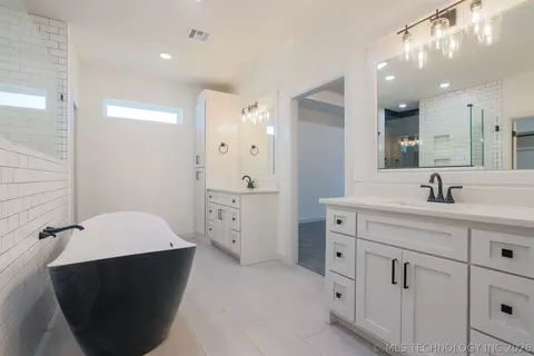 Bath - 4724 E 177th Pl, Bixby, OK 74008 photo 1 of 9