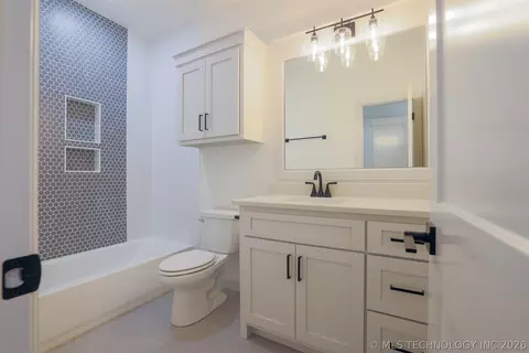 Bath - 4724 E 177th Pl, Bixby, OK 74008 photo 7 of 9