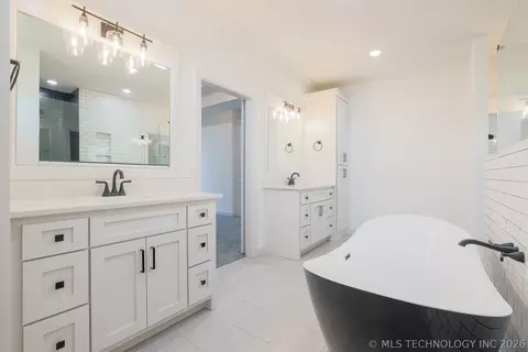 Bath - 4724 E 177th Pl, Bixby, OK 74008 photo 4 of 9