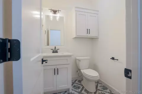 Bath - 4724 E 177th Pl, Bixby, OK 74008 photo 6 of 9