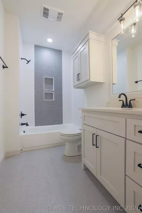 Bath - 4724 E 177th Pl, Bixby, OK 74008 photo 9 of 9