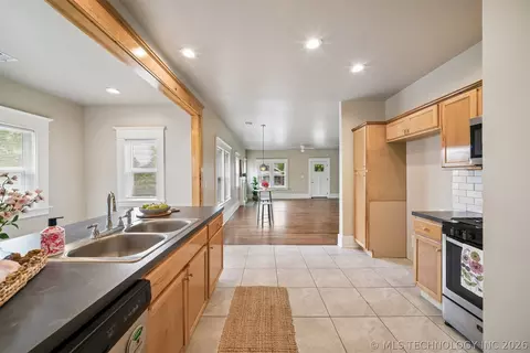 Kitchen - 2320 E 4th Pl, Tulsa, OK 74104 photo 5 of 5