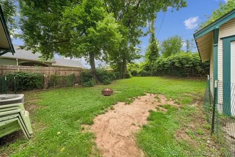 Exterior - 2320 E 4th Pl, Tulsa, OK 74104 photo 4 of 7