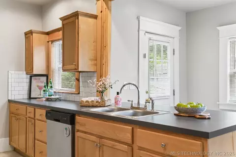 Kitchen - 2320 E 4th Pl, Tulsa, OK 74104 photo 2 of 5