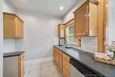 Kitchen - 2320 E 4th Pl, Tulsa, OK 74104 photo 4 of 5