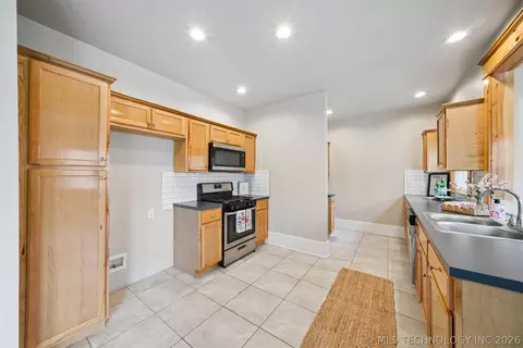 Kitchen - 2320 E 4th Pl, Tulsa, OK 74104 photo 3 of 5
