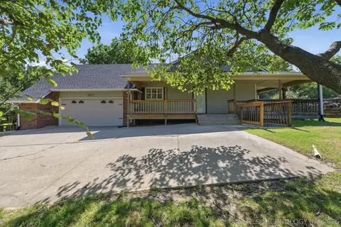 925 N Woodview Dr, Skiatook, OK 74070