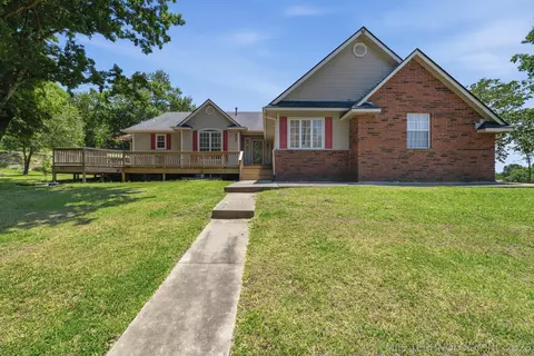 925 N Woodview Dr, Skiatook, OK 74070