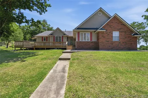 925 N Woodview Dr, Skiatook, OK 74070