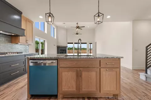 Kitchen - 2402 E Northampton St, Broken Arrow, OK 74014 photo 5 of 6